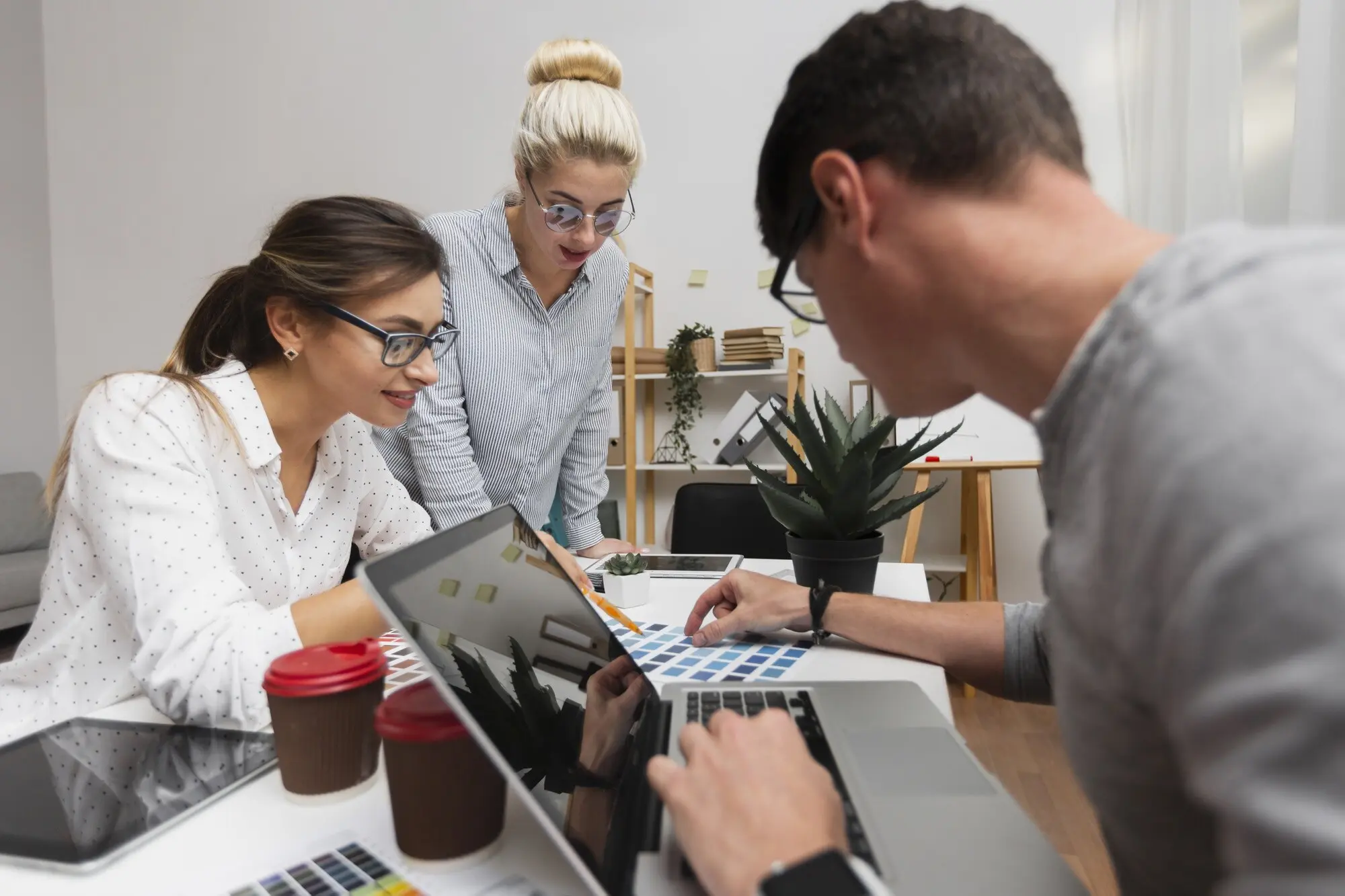Im Büro arbeitende Geschäftspartner